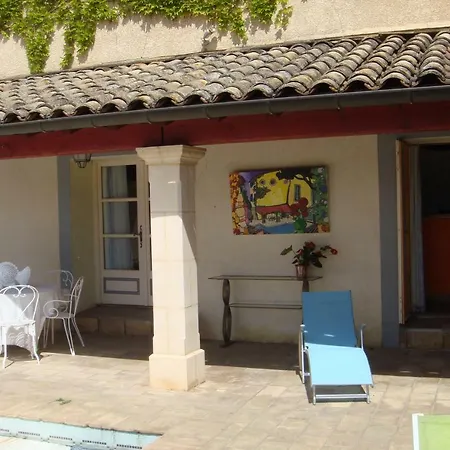 En Bordure De Piscine Dans Un Domaine Clos Et Paisible *